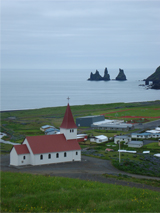 Uitzicht over Vík en Reynisdrangar